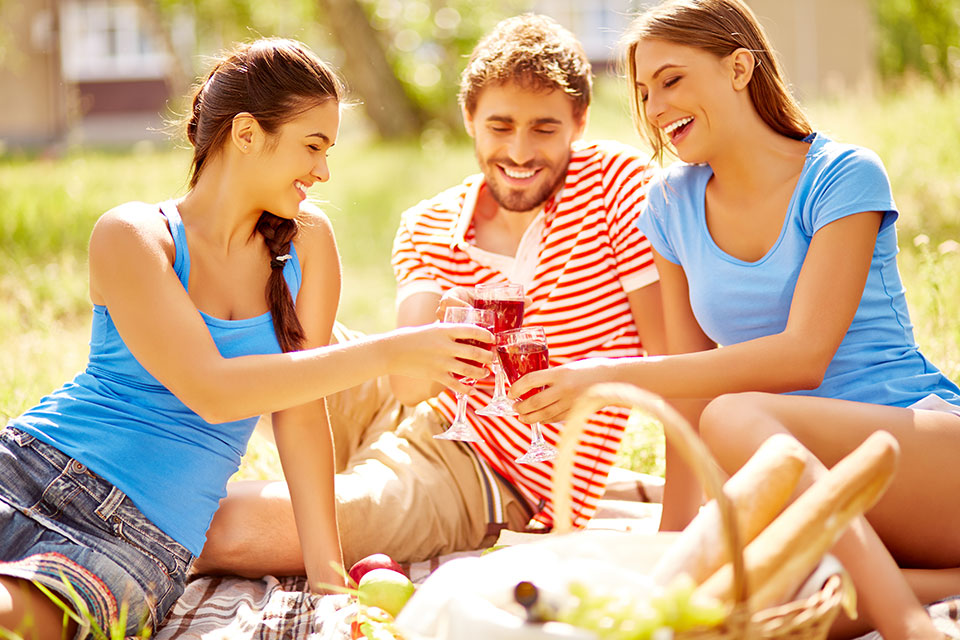 ¿Cómo fomentar la cultura del vino entre los jóvenes? Tendencias, influencers, enoturismo…